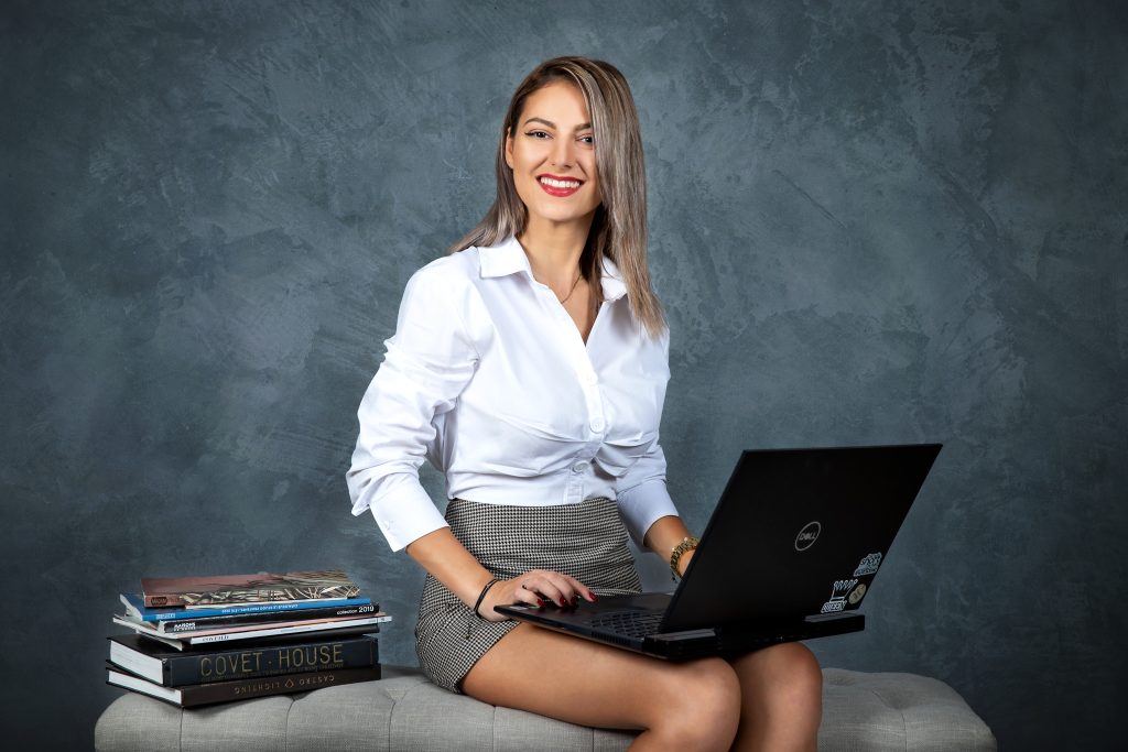 portret femeie laptop carti - sedinta foto branding personal Bucuresti poze profesionale