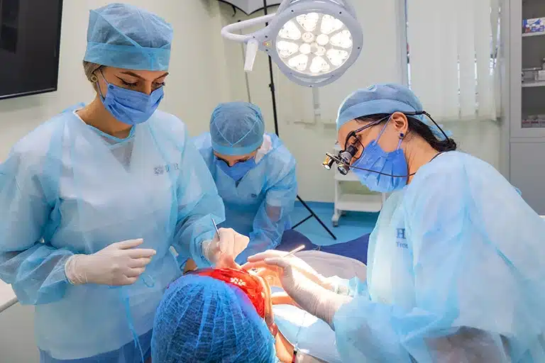 fotografie branding clinica stomatologica_interventie chirurgicala