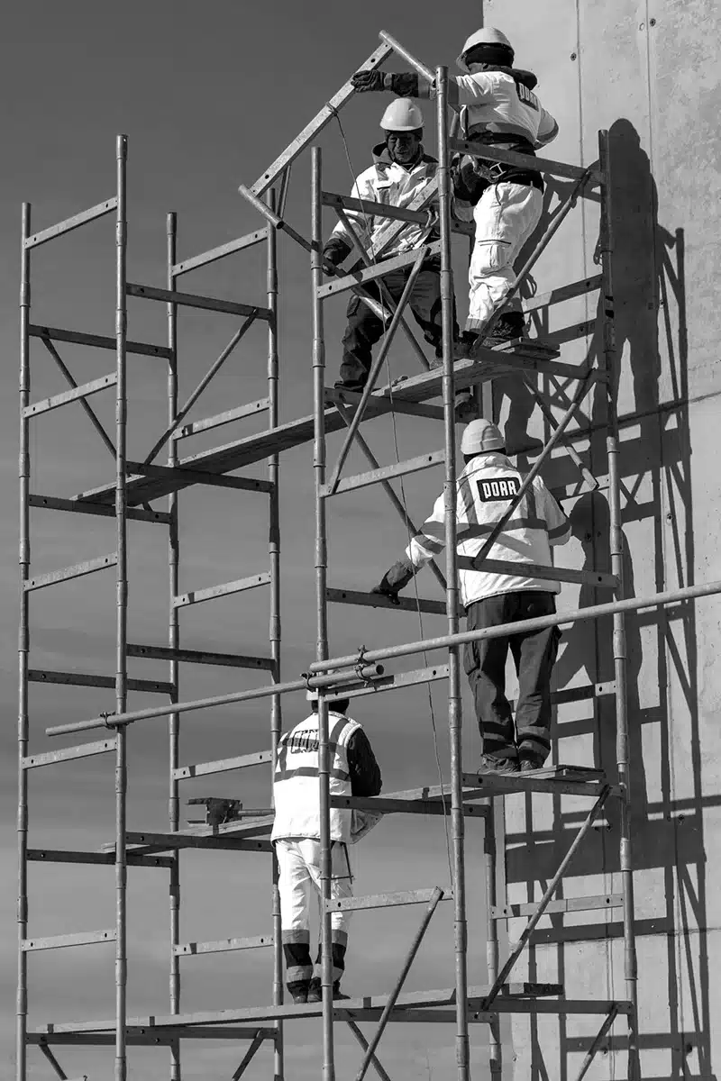 poze oameni la lucru urmarire santier porr