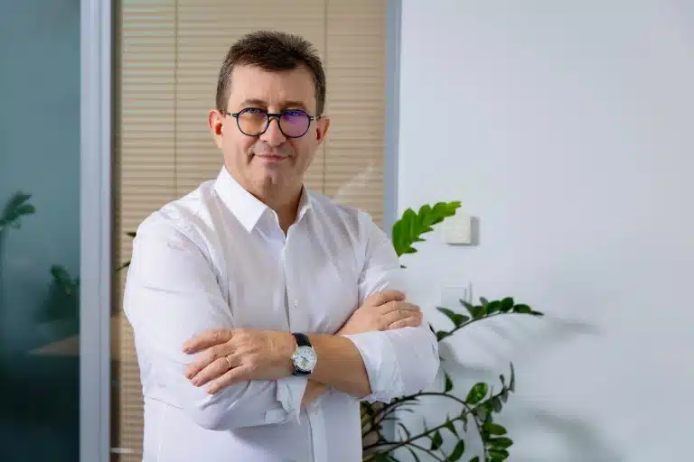 ședință foto business in birou, fotografii portret manager ceo in birou