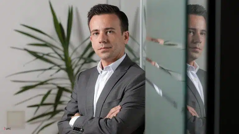 portret editorial realizat în birou modern