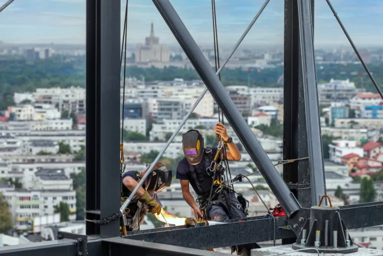poze industriale aeriene cu oameni la lucru