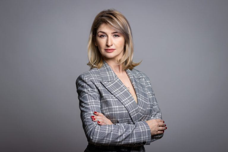 fotografie corporate pe fundal gri neutru